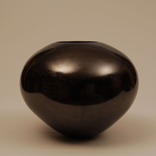 C3251o-black-jar.jpg