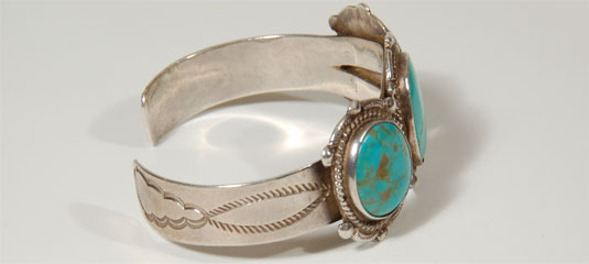 Alternate side view of this bracelet.