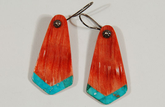  To complete the set, a pair of earrings made from Spondylus and turquoise is included. 