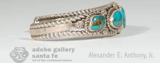 Side view of this Navajo bracelet.