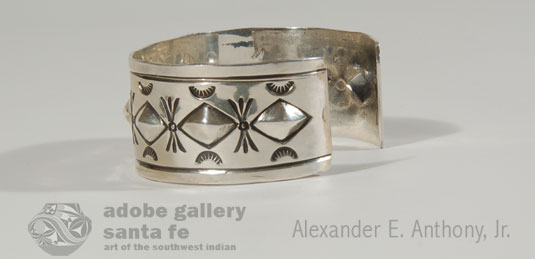 Alternate side view of this bracelet.