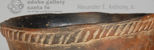 The trademark rim design is the only decoration, but the patina of the pi&ntilde;on pitch over the years has added the appearance of fire cloud areas that enhance the subtle beauty.