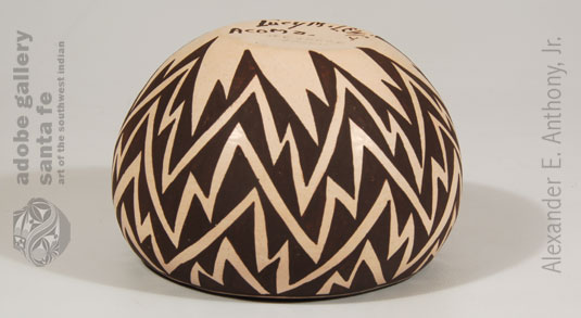 Alternate bottom view of this jar.