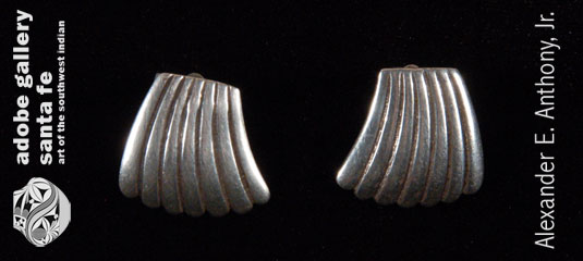 The accompanying clip earrings consist of an individual motif. 