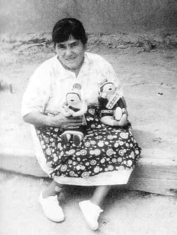 Photo of Helen Cordero.  Reference: Southern Pueblo Pottery: 2,000 Artist Biographies by Gregory Schaaf.